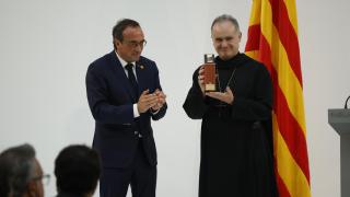 El abad de Montserrat, Manel Gasch, recogiendo la Medalla de Honor otorgada por el Parlament al monasterio