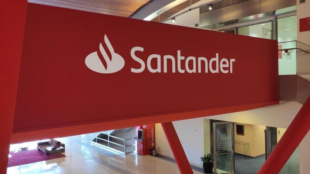 Logo de Santander, en el interior de la sede en Madrid