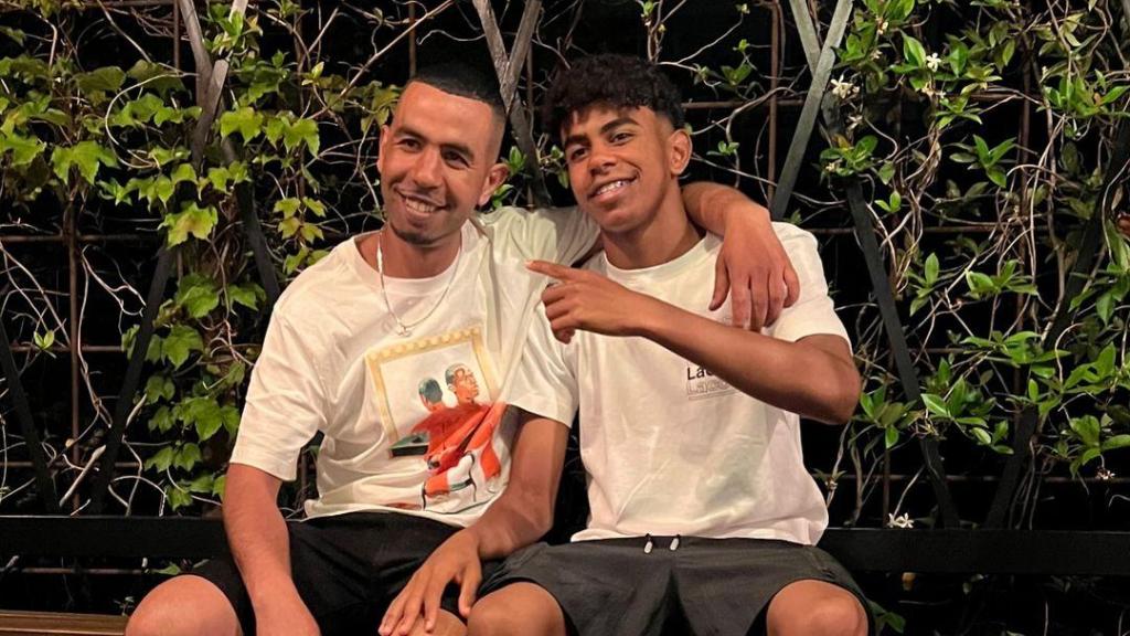 Mounir Nasraoui posa junto a su hijo, Lamine Yamal