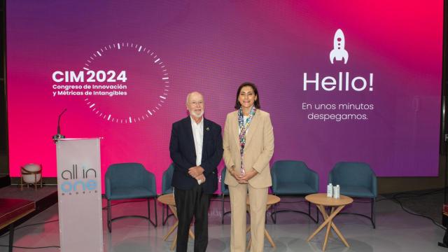 María Luisa Martínez Gistau, presidenta de Corporate Excellence y directora de Comunicación y RRII de CaixaBank, junto a Ángel Alloza, CEO de Corporate Excellence