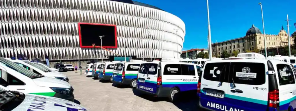 Imagen de vehículos sanitario de la Pau ante el Estadio Nuevo San Mamés de Bilbao