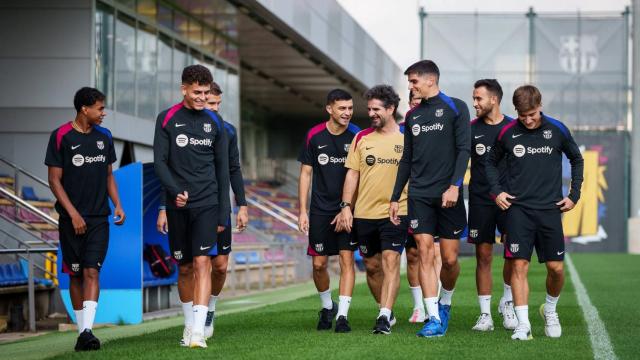 Los futbolistas del primer equipo del Barça se prepara para un entrenamiento