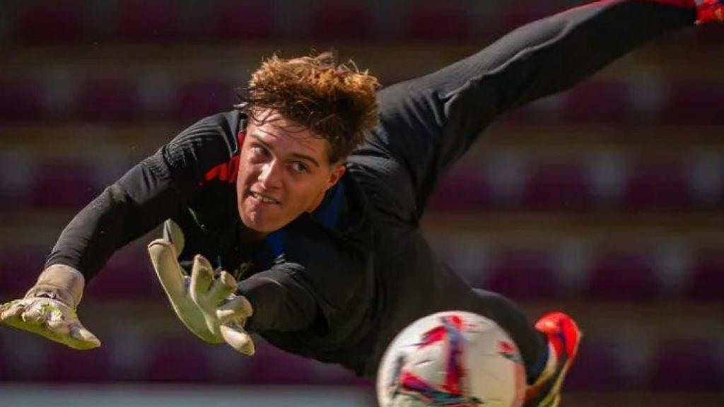 Iker Rodríguez, porter format a la Masia, durant un entrenament