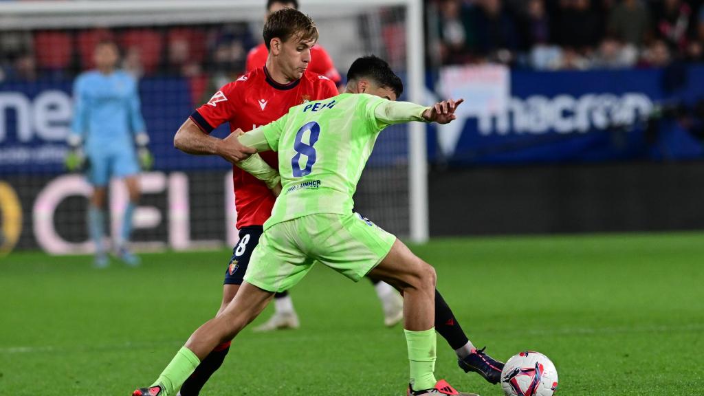 Pedri disputa un balón en el Osasuna-Barça