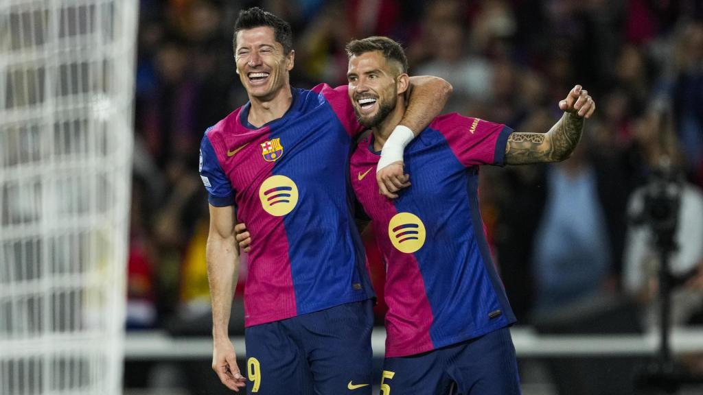 Iñigo Martínez celebra su gol con Lewandowski