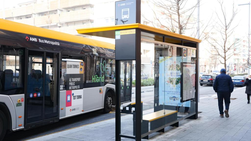 Una parada d'autobús de l'Àrea Metropolitana de Barcelona