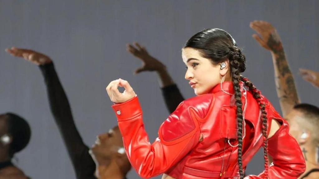 Rosalía baila en uno de sus conciertos
