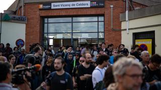 Afectados por el corte de Roda de Berà esperan uno de los buses del servicio alternativo de Renfe