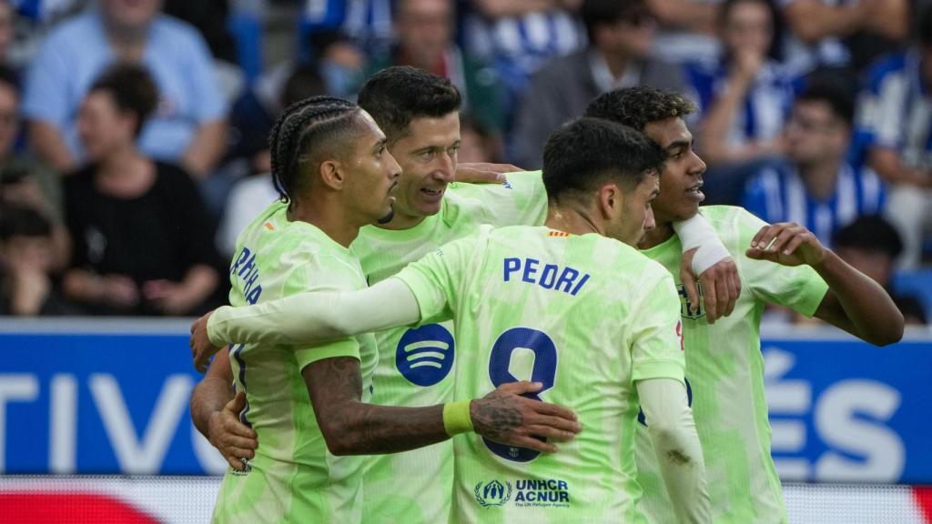 Robert Lewandowski festeja un gol del Barça con Pedri, Raphinha y Lamine Yamal