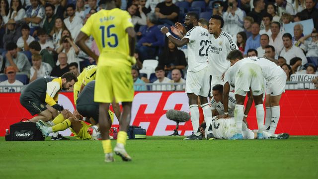 Los jugadores del Real Madrid, con Carvajal, tras lesionarse ante el Vilarreal