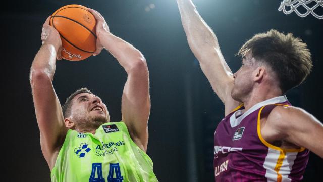 Joel Parra lanza un tiro en suspensión en el derbi catalán contra el Lleida