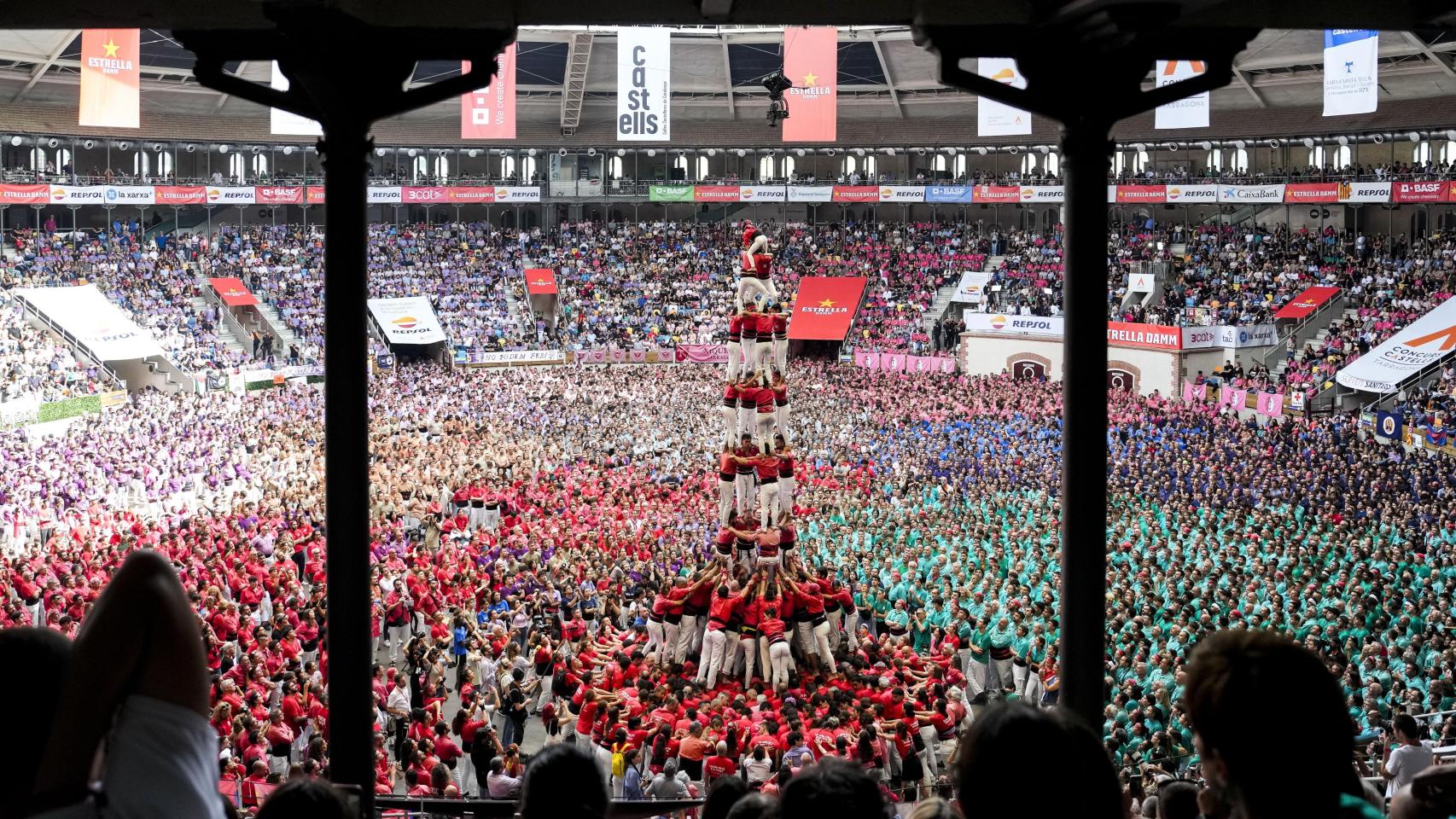 Miembros de la Colla de Castellers de Barcelona durante la final del vigésimo noveno Concurso de Castells en la Tarraco Arena