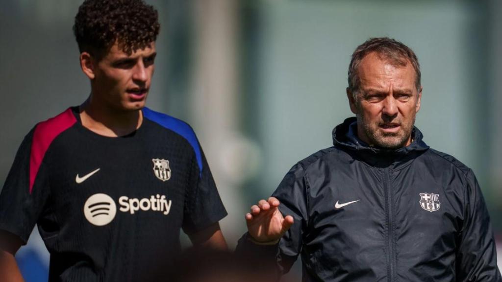 Sergi Domínguez i Hansi Flick, en un entrenament del Barça