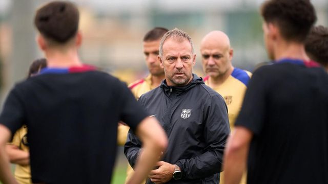 Hansi Flick dirige una sesión de entrenamiento del Barça en el parón de selecciones