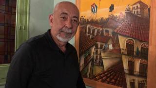 El escritor cubano Leonardo Padura, con 'Letra Global', en el restaurante de Barcelona La Habana vieja