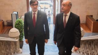 El presidente de la Generalitat, Salvador Illa (i) y el presidente del TSJC, Jesús María Barrientos (d)