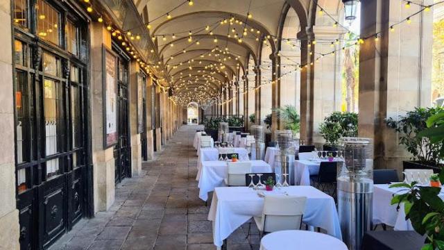 Exterior del restaurante 7 Portes, bajo los soportales del paseo de Isabel II