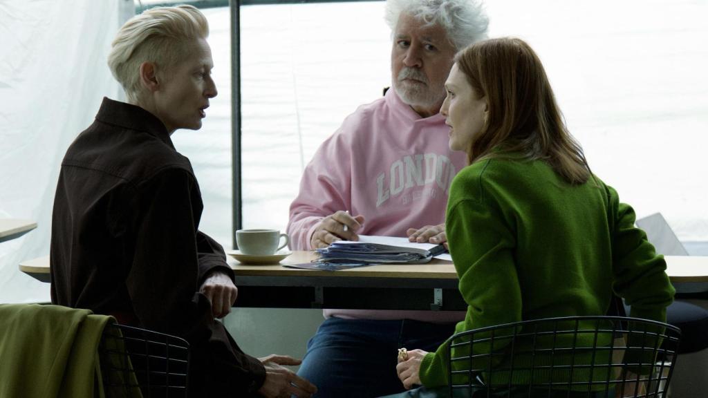 Almodóvar durant el rodatge de 'La habitació del costat'