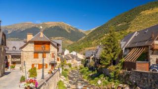 La Suiza catalana: un pueblo rodeado de nieve ideal para visitar en invierno (y cualquier época del año)