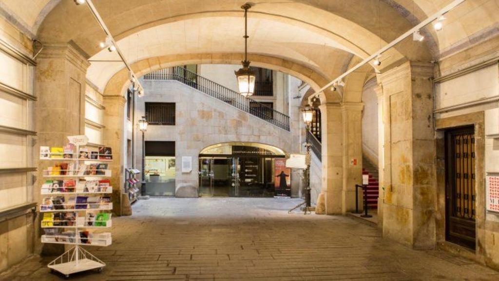 Acceso al Ateneu Barcelonès, sede de la AELC, en el distrito de Ciutat Vella de Barcelona