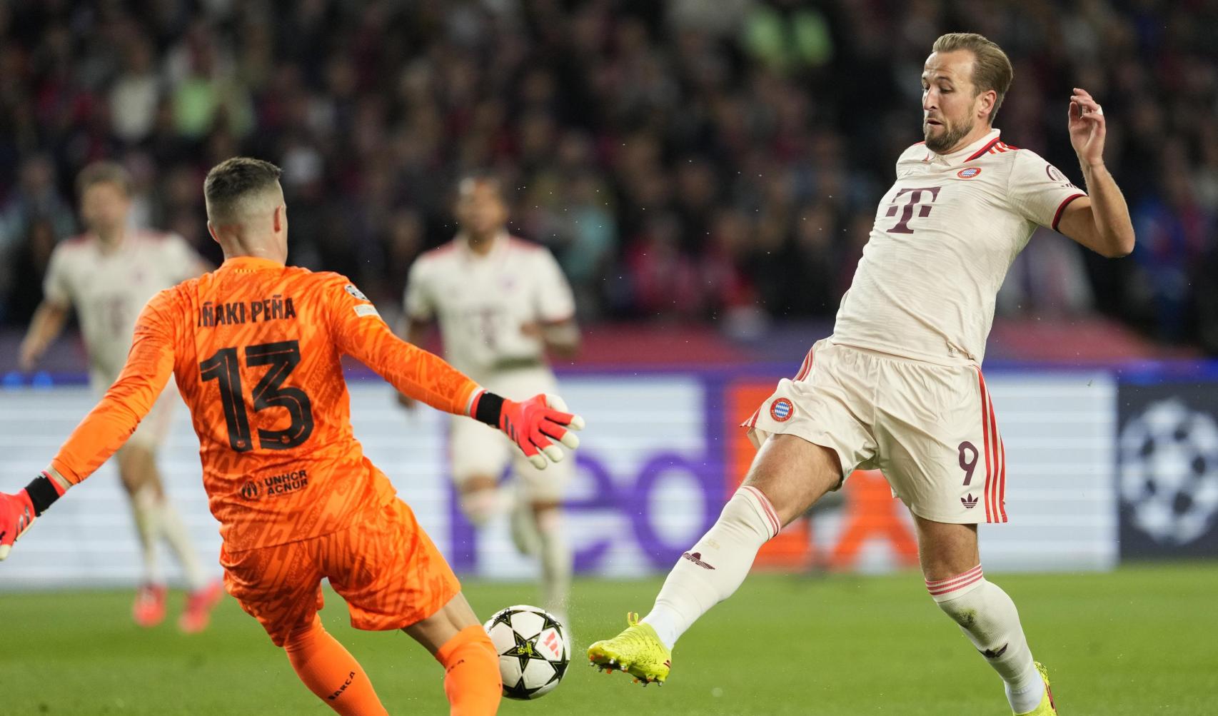 Iñaki Peña surt per salvar un un contra un amb Harry Kane