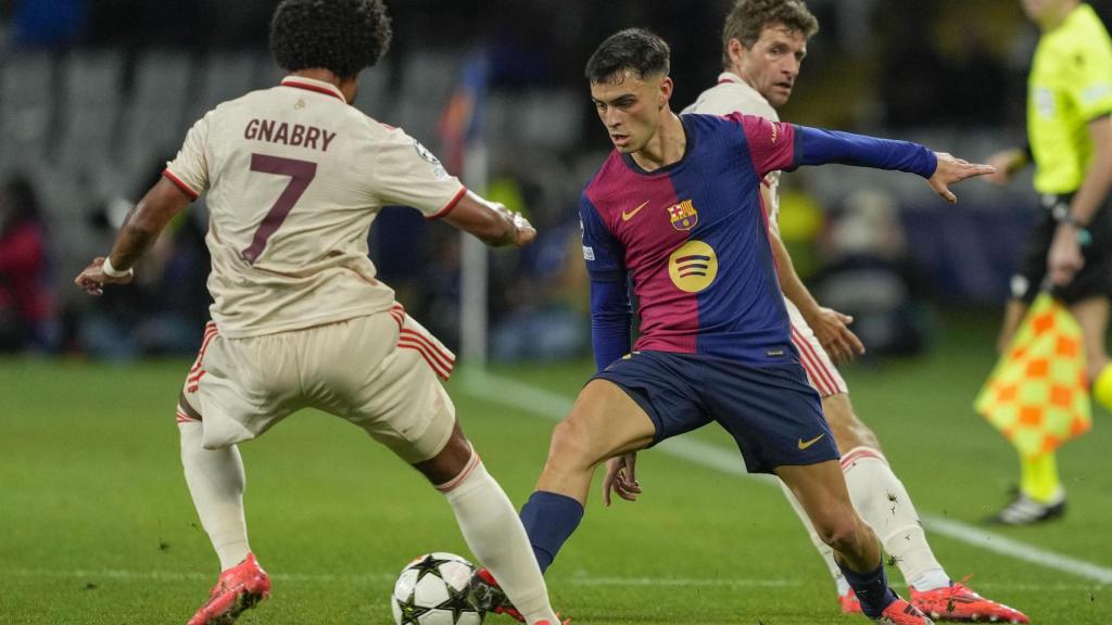 Pedri dribla a Serge Gnabry en el Barça-Bayern