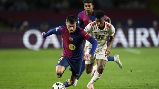 Pedri retiene el balón en el Barça-Bayern