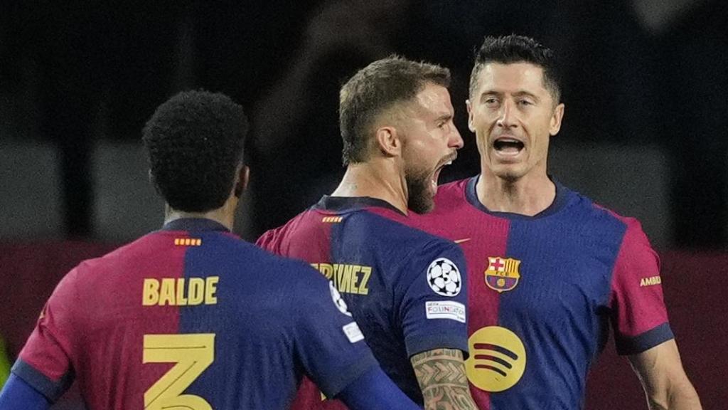 Robert Lewandowski celebra su gol al Bayern de Múnich con Iñigo Martínez