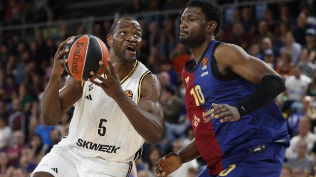 Chimezie Metu defiende a Kahudi en el Barça de basket-Asvel