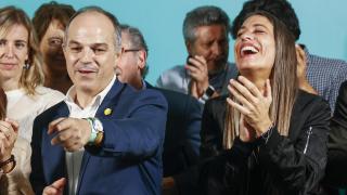 El secretario general de Junts, Jordi Turull (c), posa junto a la vicepresidenta, Míriam Nogueras