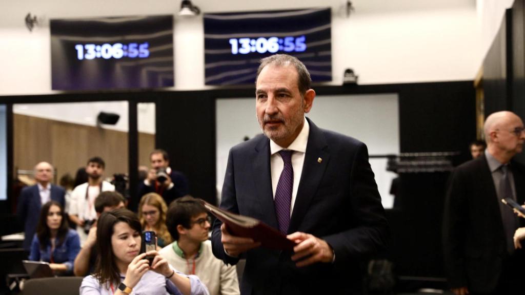 El 'conseller' Ramón Espadaler entrando en una rueda de prensa