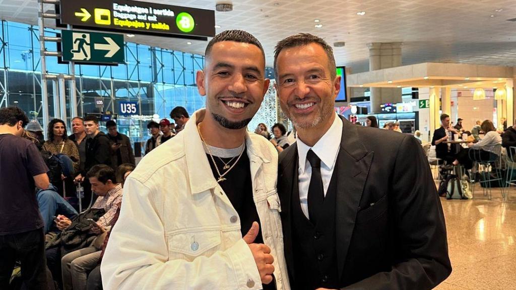 El padre de Lamine Yamal junto a Jorge Mendes, representante del jugador
