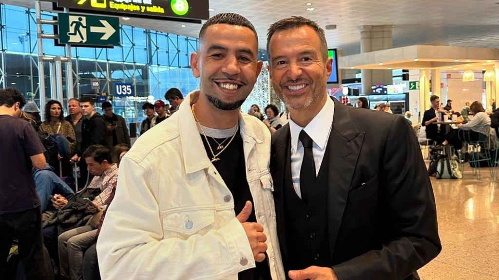 El padre de Lamine Yamal junto a Jorge Mendes, representante del jugador