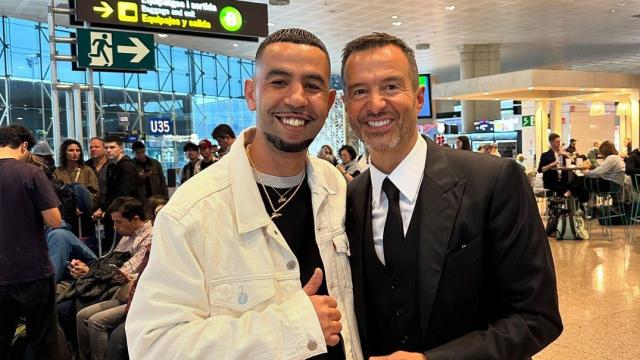 El padre de Lamine Yamal junto a Jorge Mendes, representante del jugador