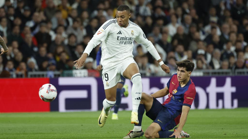 Pau Cubarsí defiende a Kylian Mbappé durante el clásico en el Santiago Bernabéu