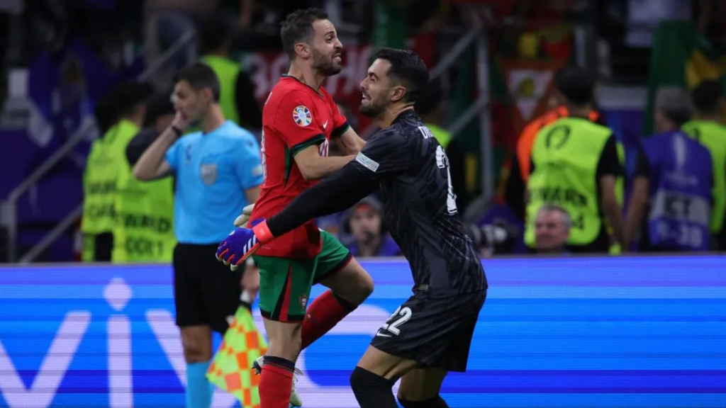 Diogo Costa celebra un penal aturat amb Bernardo Silva