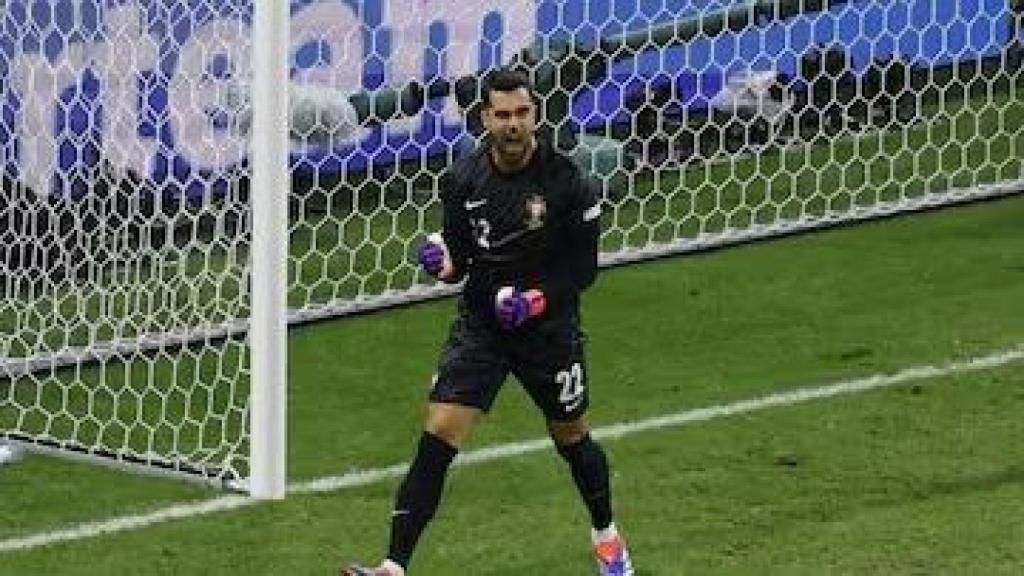 Diogo Costa celebra un penalti parado en la Eurocopa