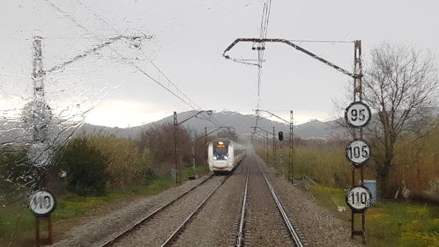 Un tren circulando por la vía