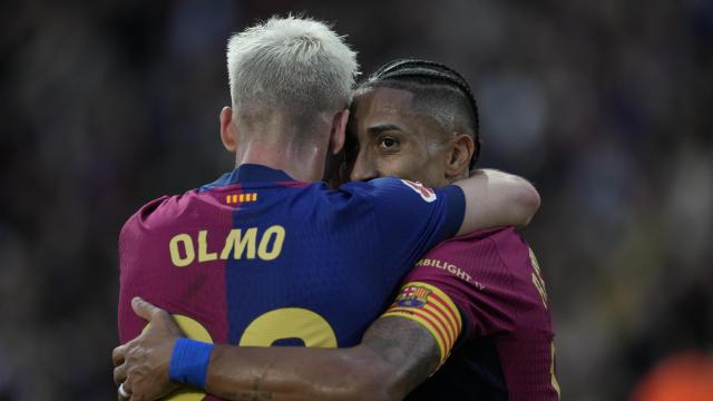 Raphinha y Dani Olmo se abrazan tras un gol contra el Espanyol