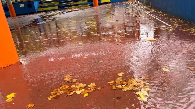 Lluvia en el patio de un colegio