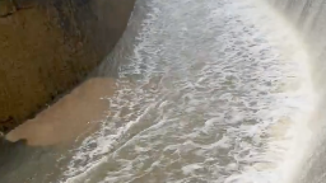 El pantano de Foix empieza a desbordarse