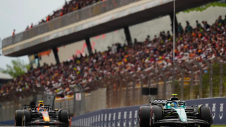 Imagen de dos vehículos de F1 en el Circuit de Barcelona-Catalunya