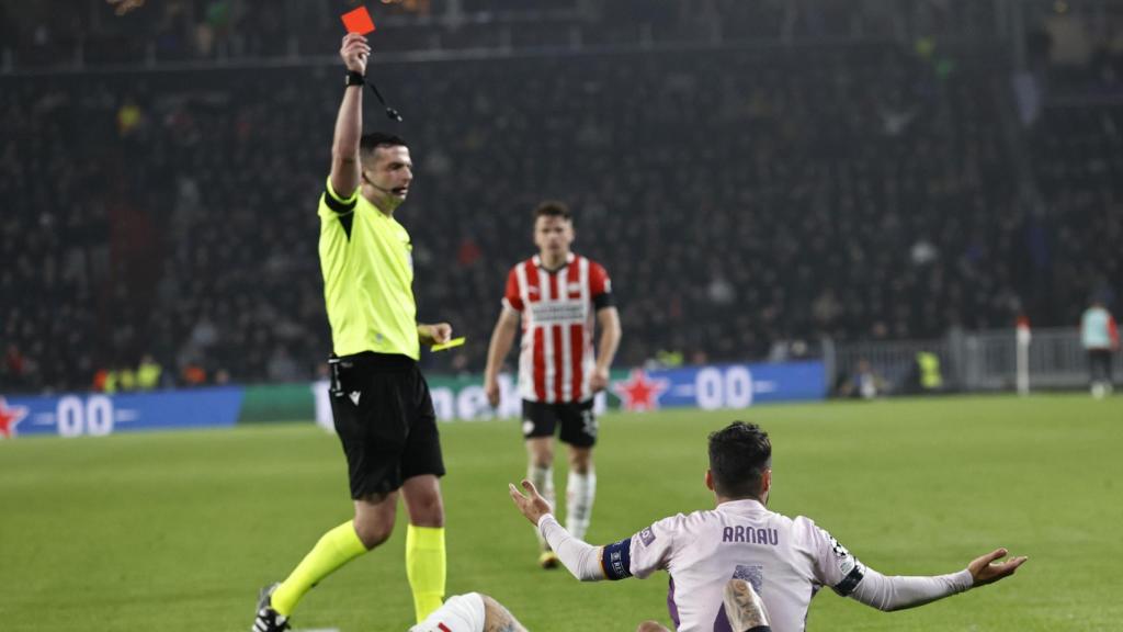 L'àrbitre treu targeta vermella a Arnau Martínez en el PSV-Girona