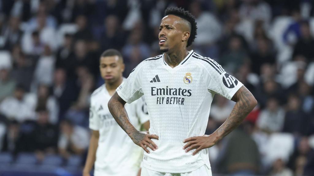 Militao, amb els braços en gerra, després de caure contra el Milan al Bernabéu