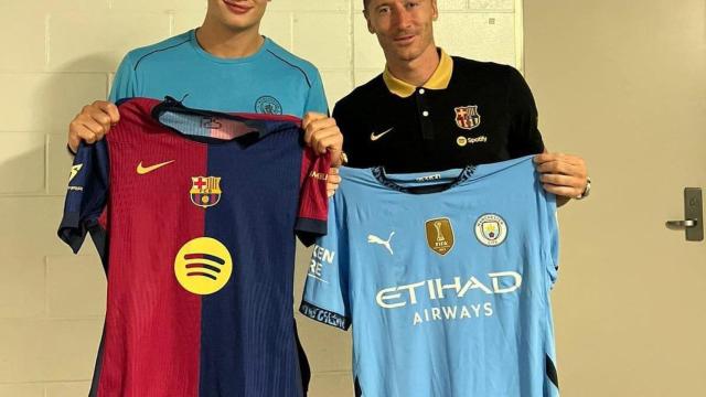 Haaland y Lewandowski intercambian las camisetas del Barça y el Manchester City