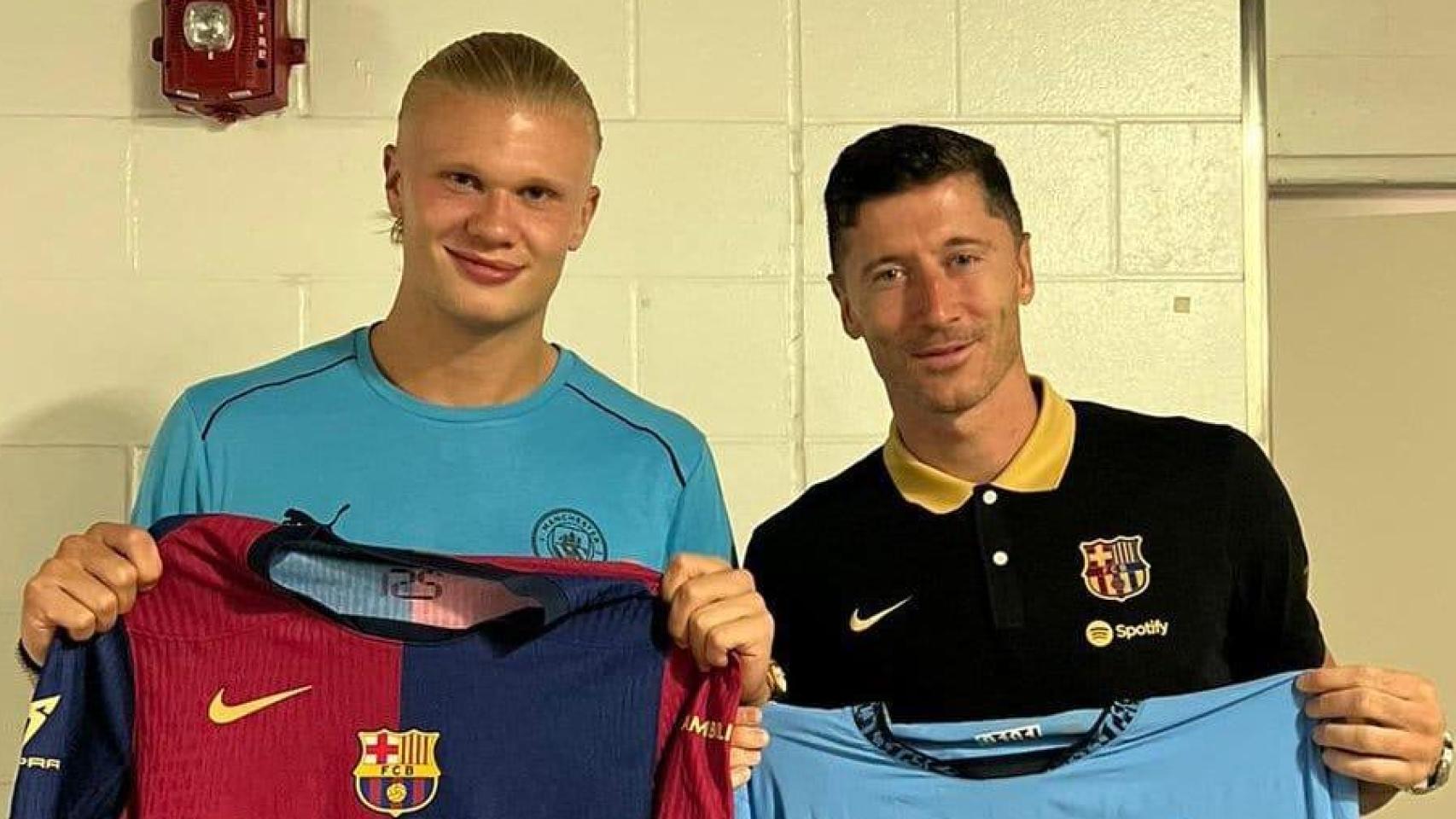 Haaland y Lewandowski intercambian las camisetas del Barça y el Manchester City