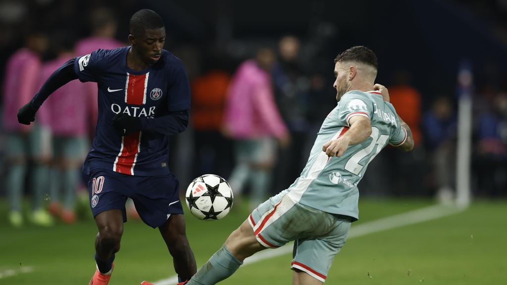 Ousmane Dembelé encara a Javi Galán en el PSG-Atlético