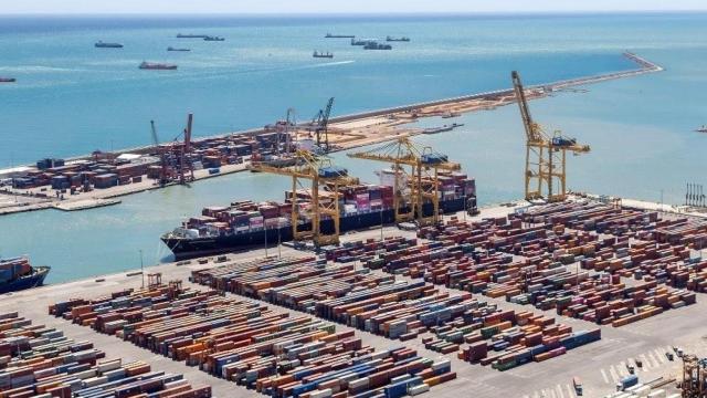 Contenedores en el puerto de Barcelona, en una imagen de archivo