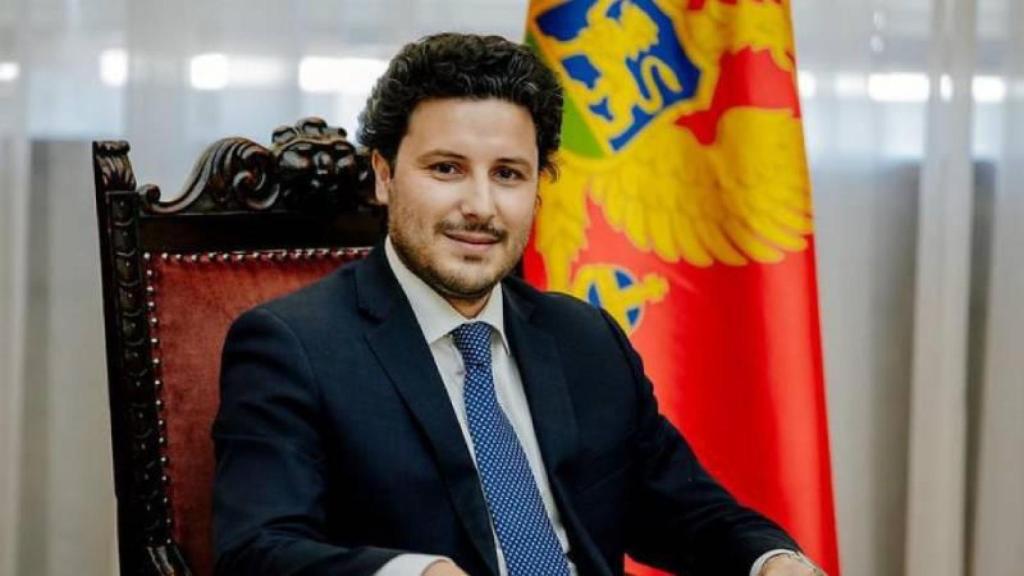 Dritan Abazović, ex primer ministre de Montenegro, en una fotografia al seu despatx