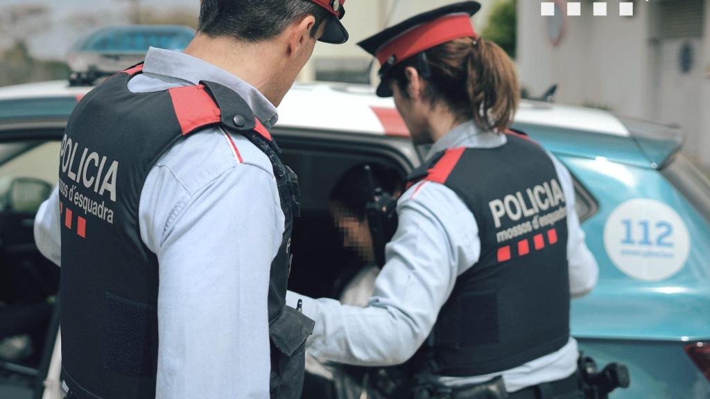 Detención de una mujer por parte de los Mossos d'Esquadra